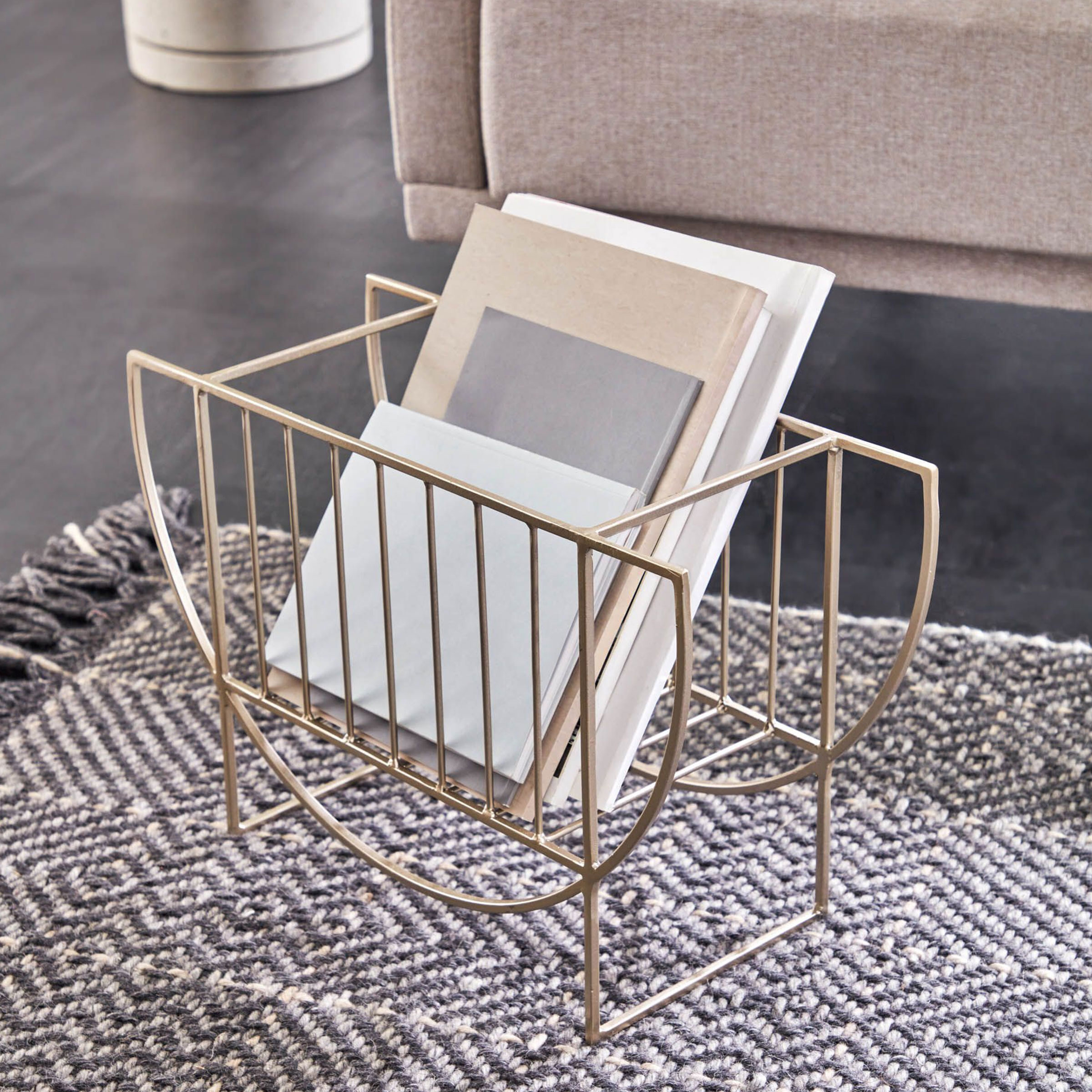 Kave Home Tijdschriftenhouder 'Aubrey', kleur Goud