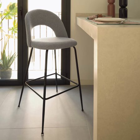 Kave Home Barkruk 'Mahalia' (zithoogte 63cm) kleur Lichtgrijs