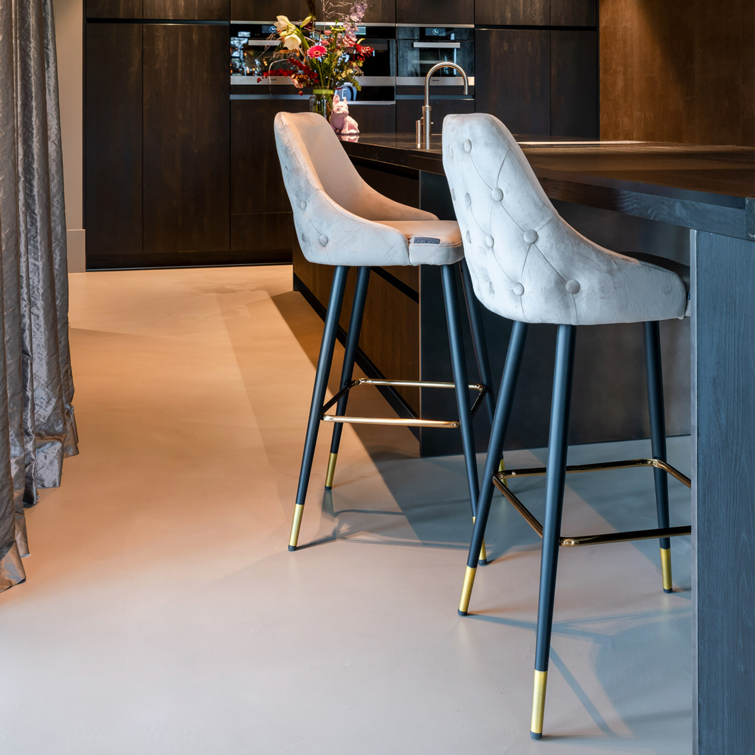 Richmond Barstoel 'Imani' Velvet, kleur Khaki (zithoogte 77cm)